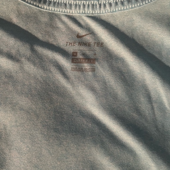 Nike women’s medium light blue shirt sleeve dri fit - Picture 3 of 3